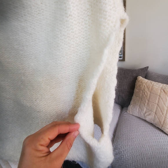 Made in Italy 🇮🇹 Wool Blend Pull Over Shawl - Picture 3 of 6